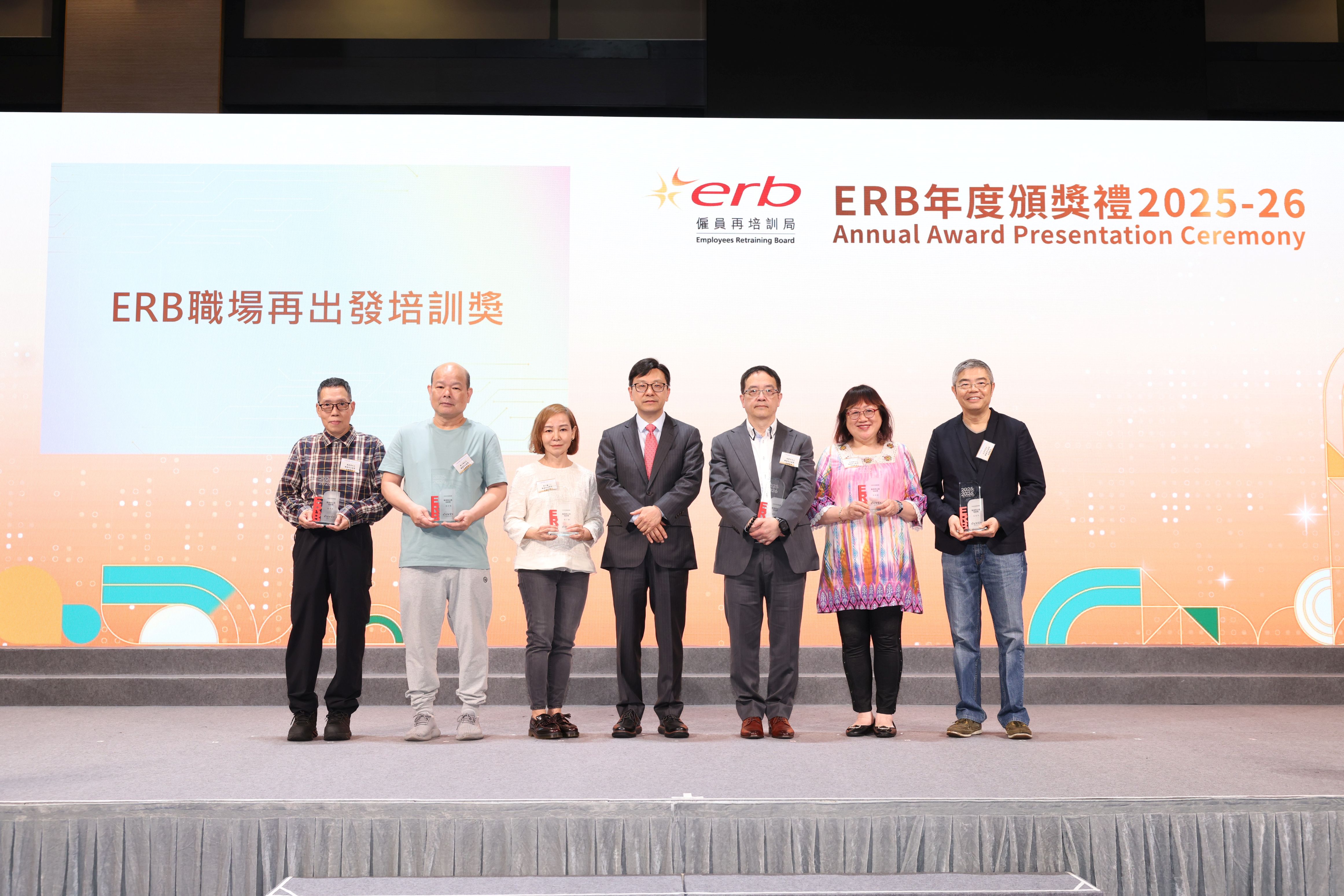 6名「後60」學員積極參與技能培訓，在不同工作崗位繼續發揮技能專長，服務社會，獲頒發「職場再出發培訓獎」。